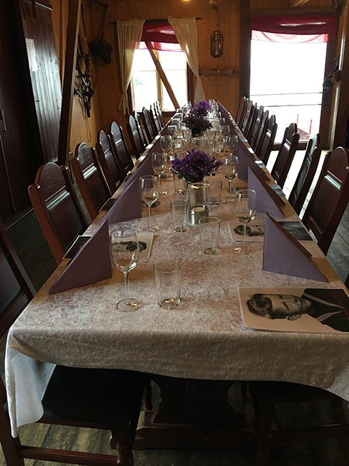 Dekket selskapsbord i lokale