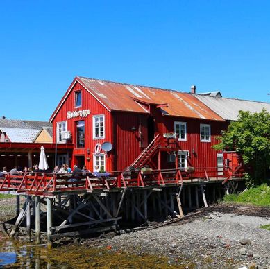 Rød låve med brygge